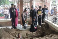 Jajaran Kepolisian Resor Pekalongan mengikuti proses pemakanan almarhum Bripka Septian Eko Nugroho yang gugur saat menjalan tugas pengamanan arus lalu lintas Lebaran 2026 di Pekalongan. (Istimewa/Wawasannews)
