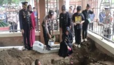 Jajaran Kepolisian Resor Pekalongan mengikuti proses pemakanan almarhum Bripka Septian Eko Nugroho yang gugur saat menjalan tugas pengamanan arus lalu lintas Lebaran 2026 di Pekalongan. (Istimewa/Wawasannews)
