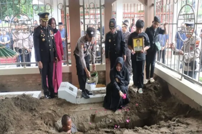 Jajaran Kepolisian Resor Pekalongan mengikuti proses pemakanan almarhum Bripka Septian Eko Nugroho yang gugur saat menjalan tugas pengamanan arus lalu lintas Lebaran 2026 di Pekalongan. (Istimewa/Wawasannews)
