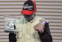 Petugas Komisi Pemberantasan Korupsi (KPK) menunjukkan barang bukti berupa uang tunai yang diamankan dalam operasi tangkap tangan (OTT) terkait kasus dugaan pengumpulan dana tunjangan hari raya (THR) yang melibatkan Bupati Cilacap Syamsul Auliya Rachman. (Istimewa/Wawasannews)