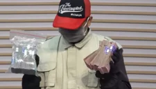 Petugas Komisi Pemberantasan Korupsi (KPK) menunjukkan barang bukti berupa uang tunai yang diamankan dalam operasi tangkap tangan (OTT) terkait kasus dugaan pengumpulan dana tunjangan hari raya (THR) yang melibatkan Bupati Cilacap Syamsul Auliya Rachman. (Istimewa/Wawasannews)