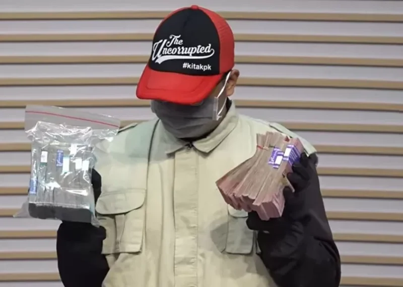 Petugas Komisi Pemberantasan Korupsi (KPK) menunjukkan barang bukti berupa uang tunai yang diamankan dalam operasi tangkap tangan (OTT) terkait kasus dugaan pengumpulan dana tunjangan hari raya (THR) yang melibatkan Bupati Cilacap Syamsul Auliya Rachman. (Istimewa/Wawasannews)