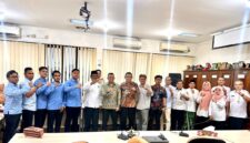 Sejumlah pengurus organisasi kepemudaan bersama perwakilan pemerintah daerah berfoto bersama usai melakukan audiensi dan koordinasi terkait pelaksanaan Program Makan Bergizi Gratis (MBG) di Kabupaten Kendal. Foto : Wawasannews.com