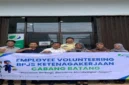 Pegawai BPJS Ketenagakerjaan Cabang Batang berfoto bersama usai kegiatan Employee Volunteering dengan aksi berbagi takjil kepada masyarakat di bulan Ramadhan 1447 H/2026 M. (Istimewa/Wawasannews.com)
