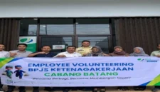 Pegawai BPJS Ketenagakerjaan Cabang Batang berfoto bersama usai kegiatan Employee Volunteering dengan aksi berbagi takjil kepada masyarakat di bulan Ramadhan 1447 H/2026 M. (Istimewa/Wawasannews.com)