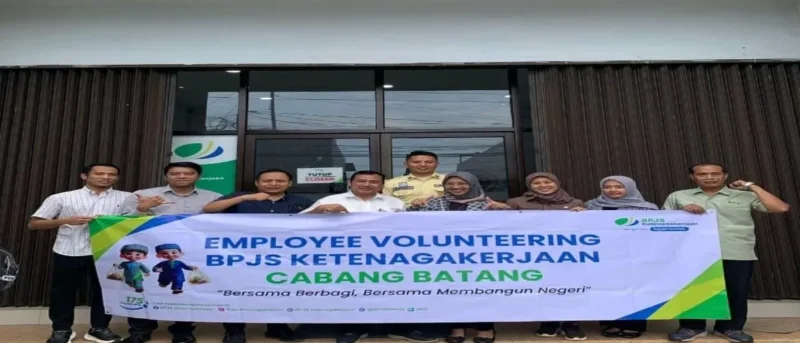 Pegawai BPJS Ketenagakerjaan Cabang Batang berfoto bersama usai kegiatan Employee Volunteering dengan aksi berbagi takjil kepada masyarakat di bulan Ramadhan 1447 H/2026 M. (Istimewa/Wawasannews.com)