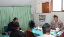 Petugas Sidokkes Polres Kendal memberikan layanan pemeriksaan kesehatan gratis kepada jamaah Salat Jumat di Masjid Agung Kendal, Jumat (6/3/2026). Foto : Wawasannews.com