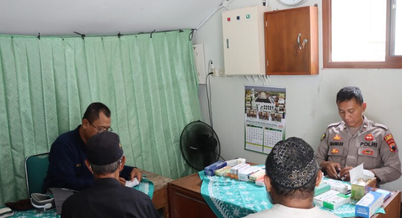 Sidokkes Polres Kendal Gelar Pemeriksaan Kesehatan Gratis bagi Jamaah Salat Jumat di Masjid Agung.