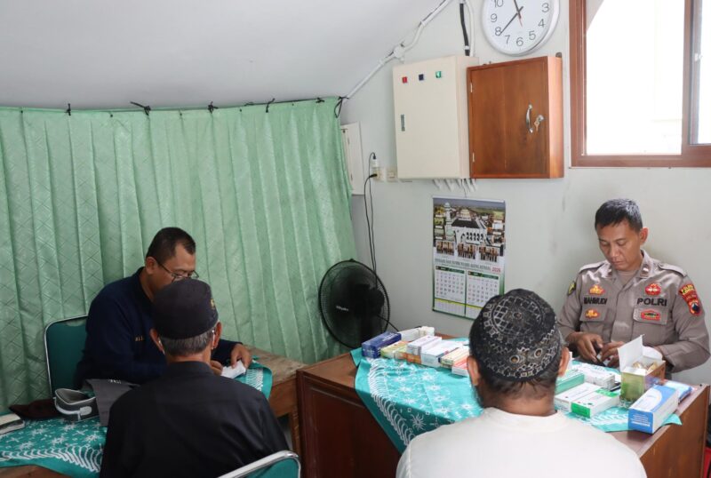 Petugas Sidokkes Polres Kendal memberikan layanan pemeriksaan kesehatan gratis kepada jamaah Salat Jumat di Masjid Agung Kendal, Jumat (6/3/2026). Foto : Wawasannews.com