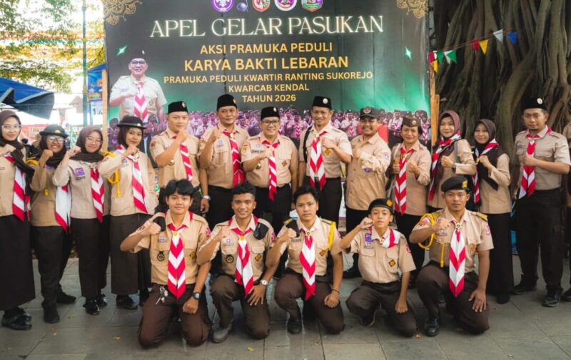 Ketua Kwarcab Gerakan Pramuka Kabupaten Kendal Mahfud Sodiq bersama jajaran pembina dan anggota Pramuka berfoto bersama usai Apel Gelar Pasukan Aksi Pramuka Peduli Karya Bakti Lebaran (APP KBL) 2026 di Alun-alun Sukorejo, Kendal, Rabu (11/3/2026). Foto : Wawasannews