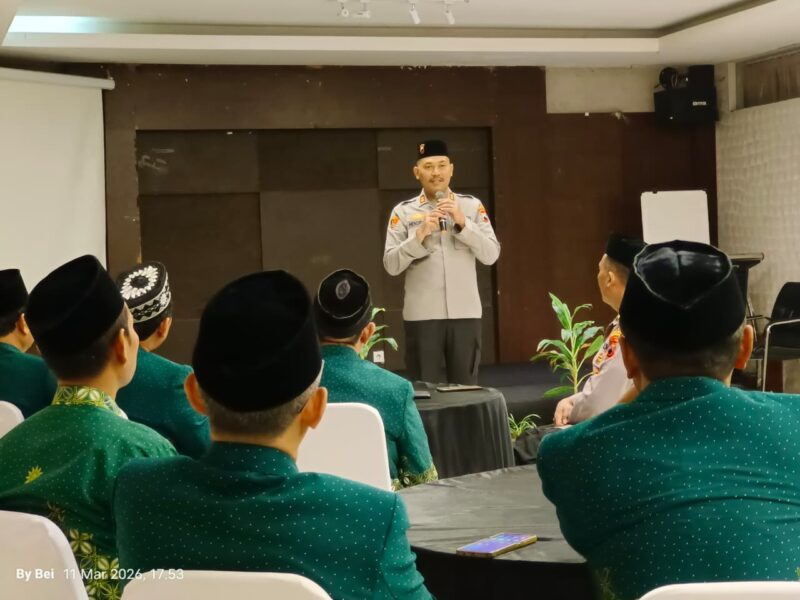 Kapolres Kendal AKBP Hendry Susanto Sianipar menyampaikan sambutan saat kegiatan buka puasa bersama dan silaturahmi antara jajaran Polres Kendal dengan Pimpinan Daerah Muhammadiyah Kabupaten Kendal di Ruang Merak Resto Tirto Arum Baru, Patebon, Rabu (11/3/2026). Foto : Wawasannews.com