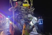 Kondisi bagian depan bus PO Harapan Jaya mengalami kerusakan parah setelah menabrak truk tronton di ruas Tol Semarang–Batang KM 402 Jalur B, wilayah Desa Penjalin, Kecamatan Brangsong, Kabupaten Kendal, Rabu (11/3/2026) malam. Foto : Wawasannews.com