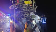 Kondisi bagian depan bus PO Harapan Jaya mengalami kerusakan parah setelah menabrak truk tronton di ruas Tol Semarang–Batang KM 402 Jalur B, wilayah Desa Penjalin, Kecamatan Brangsong, Kabupaten Kendal, Rabu (11/3/2026) malam. Foto : Wawasannews.com