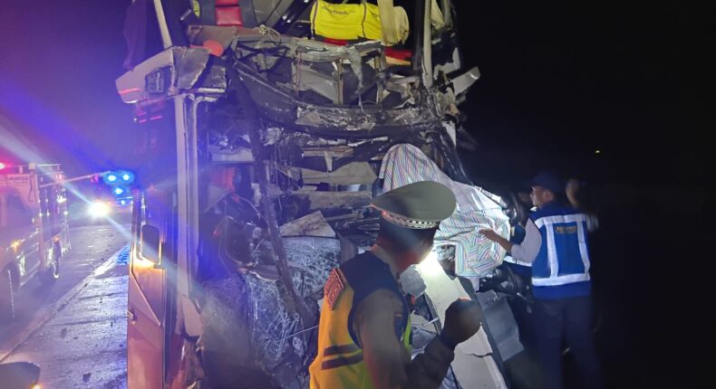 Bus Harapan Jaya Tabrak Truk di Tol Semarang–Batang KM 402 Kendal, Delapan Orang Terluka