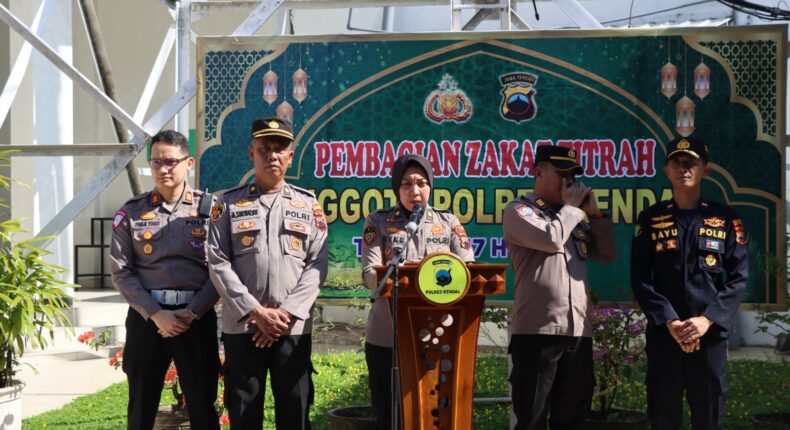 Momentum Ramadan, Polres Kendal Bagikan Zakat Fitrah kepada Warga Sekitar