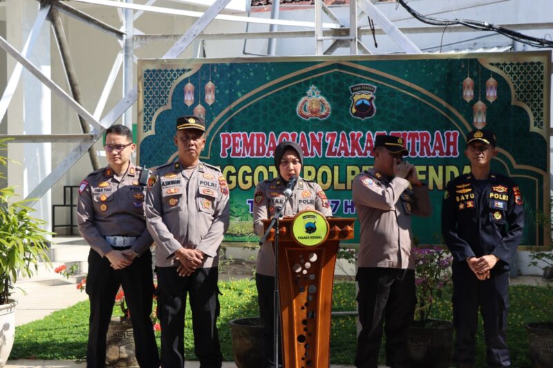 abag SDM Polres Kendal Kompol Ryke Rhimadila menyampaikan sambutan saat kegiatan pembagian zakat fitrah Ramadan 1447 H di halaman Masjid Al Mu’min Polres Kendal, Kamis (12/3/2026). Foto : Wawasannews.com