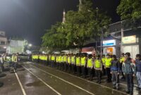 Ratusan personel gabungan dari Polri, TNI, Satpol PP, serta unsur masyarakat mengikuti apel penebalan patroli cipta kondisi dalam rangka Operasi Ketupat Candi 2026 di area parkir Masjid Al Mutaqin, Kaliwungu, Kabupaten Kendal, Minggu (15/3/2026) dini hari, sebagai upaya menjaga keamanan dan ketertiban menjelang Hari Raya Idulfitri. Foto : Wawasannews.com