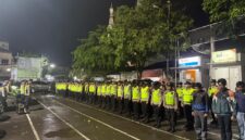 Ratusan personel gabungan dari Polri, TNI, Satpol PP, serta unsur masyarakat mengikuti apel penebalan patroli cipta kondisi dalam rangka Operasi Ketupat Candi 2026 di area parkir Masjid Al Mutaqin, Kaliwungu, Kabupaten Kendal, Minggu (15/3/2026) dini hari, sebagai upaya menjaga keamanan dan ketertiban menjelang Hari Raya Idulfitri. Foto : Wawasannews.com