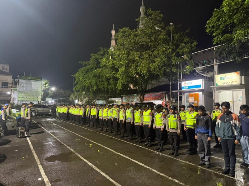Ratusan personel gabungan dari Polri, TNI, Satpol PP, serta unsur masyarakat mengikuti apel penebalan patroli cipta kondisi dalam rangka Operasi Ketupat Candi 2026 di area parkir Masjid Al Mutaqin, Kaliwungu, Kabupaten Kendal, Minggu (15/3/2026) dini hari, sebagai upaya menjaga keamanan dan ketertiban menjelang Hari Raya Idulfitri. Foto : Wawasannews.com