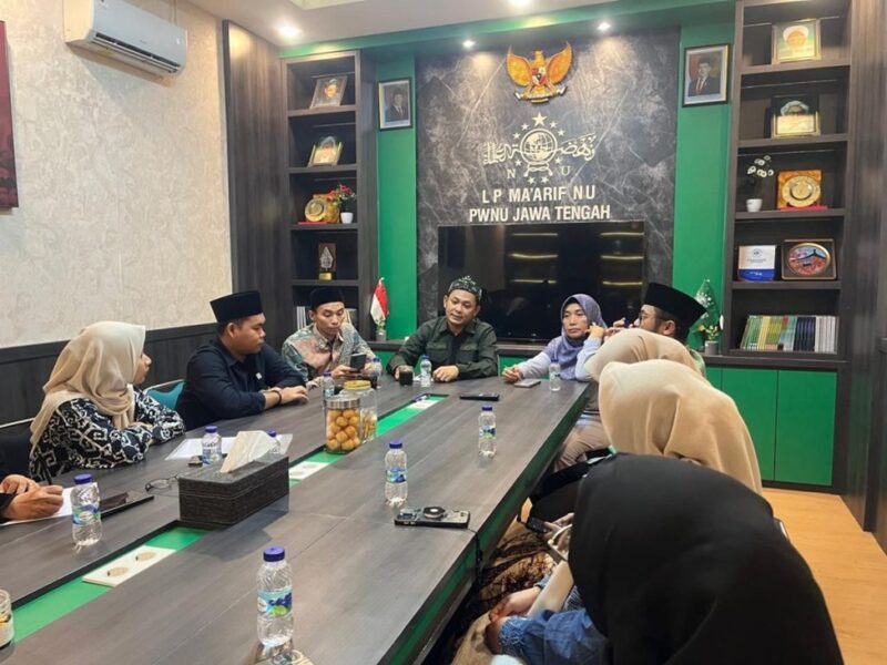 Ketua PW IPNU Jawa Tengah Muhamad Irfan Khamid bersama jajaran pengurus IPNU–IPPNU menghadiri rapat redaksi Majalah Mopdik yang digelar LP Ma’arif NU PWNU Jawa Tengah di Semarang, Kamis (12/3/2026), guna membahas penguatan literasi pelajar serta target peningkatan produksi majalah hingga 30 ribu eksemplar pada tahun 2026. Foto : Wawasannews.com