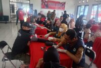 Warga mengikuti pemeriksaan kesehatan gratis yang digelar tim medis RS Apung Laksamana Malahayati di kawasan Pelabuhan Kendal. Foto : Wawasannews.com