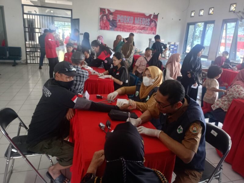 Warga mengikuti pemeriksaan kesehatan gratis yang digelar tim medis RS Apung Laksamana Malahayati di kawasan Pelabuhan Kendal. Foto : Wawasannews.com
