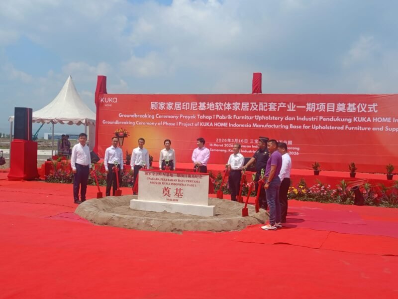 Prosesi peletakan batu pertama (groundbreaking) pembangunan pabrik PT Kuka Furniture Industry Indonesia di Kawasan Ekonomi Khusus (KEK) Kendal, Jawa Tengah, Senin (16/3/2026). Foto : Wawasannews.com