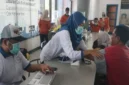 Petugas Kesehatan Dinas Kesehatan Kota Pekalongan sedang melakukan pemeriksaan kesehatan pada pengemudi bus Lebaran 2026 di Pekalongan, Selasa (17/3/2026). (Istimewa/Wawasannews)