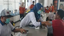 Petugas Kesehatan Dinas Kesehatan Kota Pekalongan sedang melakukan pemeriksaan kesehatan pada pengemudi bus Lebaran 2026 di Pekalongan, Selasa (17/3/2026). (Istimewa/Wawasannews)