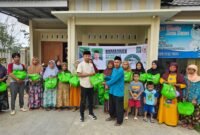 Perwakilan Eka Widodo menyerahkan bantuan sembako kepada warga di Desa Padasari, Kabupaten Tegal. Foto: Istimewa/Wawasannews