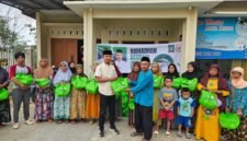 Perwakilan Eka Widodo menyerahkan bantuan sembako kepada warga di Desa Padasari, Kabupaten Tegal. Foto: Istimewa/Wawasannews