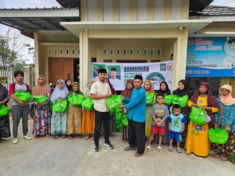 Perwakilan Eka Widodo menyerahkan bantuan sembako kepada warga di Desa Padasari, Kabupaten Tegal. Foto: Istimewa/Wawasannews