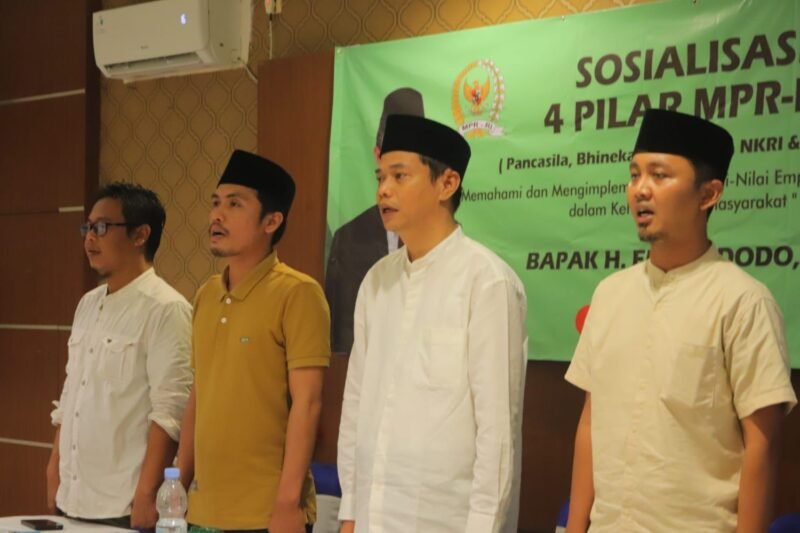 Anggota MPR RI Eka Widodo (kedua kanan) bersama narasumber lain saat pembukaan Sosialisasi 4 Pilar MPR RI di Hotel Anggraini Jatibarang, Brebes, Minggu (15/3/2026) sore. Foto: Istimewa/Wawasannews.