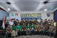 Jajaran anggota Banser bersama pengurus GP Ansor, aparat setempat, dan mitra kolaborasi berfoto bersama di Posko Mudik Satkorcab Banser Kabupaten Kendal yang berlokasi di Mushola Hasan Al Basri, Desa Pucangrejo, Kecamatan Gemuh, Rabu (18/3/2026). Foto : Wawasannews.com