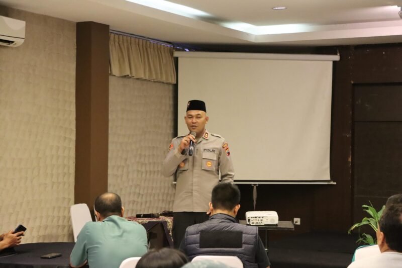 Kapolres Kendal AKBP Hendry Susanto Sianipar menyampaikan sambutan dalam kegiatan silaturahmi dan buka puasa bersama Dewan Buruh Kabupaten Kendal di Ruang Merak Resto Tirto Arum Baru, Kecamatan Patebon, Selasa (17/3/2026). Foto : Wawasannews.com