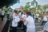Bupati Kendal Dyah Kartika Permanasari bersalaman dengan jajaran ASN usai apel dan kegiatan Halal Bihalal di Alun-Alun Kendal, Rabu (25/3/2026). Foto : Wawasannews.com