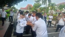 Bupati Kendal Dyah Kartika Permanasari bersalaman dengan jajaran ASN usai apel dan kegiatan Halal Bihalal di Alun-Alun Kendal, Rabu (25/3/2026). Foto : Wawasannews.com