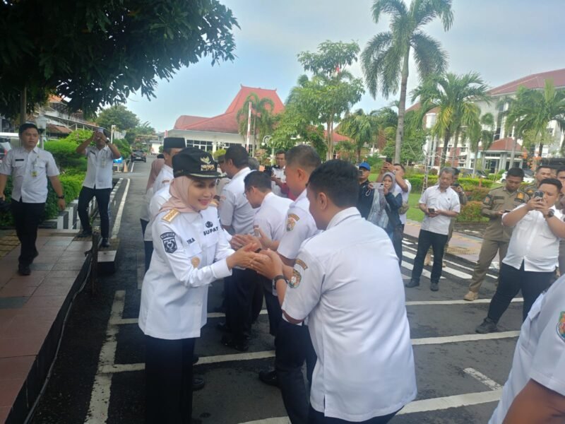 Bupati Kendal Dyah Kartika Permanasari bersalaman dengan jajaran ASN usai apel dan kegiatan Halal Bihalal di Alun-Alun Kendal, Rabu (25/3/2026). Foto : Wawasannews.com