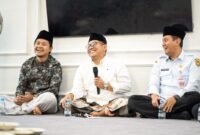 Ketua DPRD Kendal Mahfud Sodiq (tengah) saat ramah tamah di acara open house di rumah dinasnya, Rabu (25/3/2026). Foto : Wawasannews.com