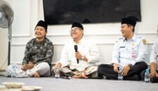 Ketua DPRD Kendal Mahfud Sodiq (tengah) saat ramah tamah di acara open house di rumah dinasnya, Rabu (25/3/2026). Foto : Wawasannews.com