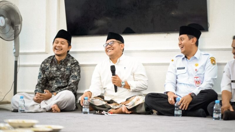 Ketua DPRD Kendal Mahfud Sodiq (tengah) saat ramah tamah di acara open house di rumah dinasnya, Rabu (25/3/2026). Foto : Wawasannews.com