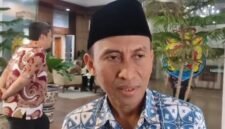 Penjabat Sekretaris Daerah (Pj Sekda) Kendal, Agus Dwi Lestari, memberikan keterangan kepada awak media terkait rencana kebijakan work from home (WFH) bagi ASN, di Kendal, Kamis (26/3/2026). Foto : Wawasannews.com