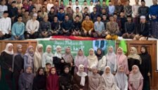 Peserta Halal Bihalal dan Reuni Mutiara Ati ke-17 Iksantrik Kendal berfoto bersama usai kegiatan di Kampoeng Rasa Resto Weleri, Rabu (25/3/2026). Foto : Wawasannews.com