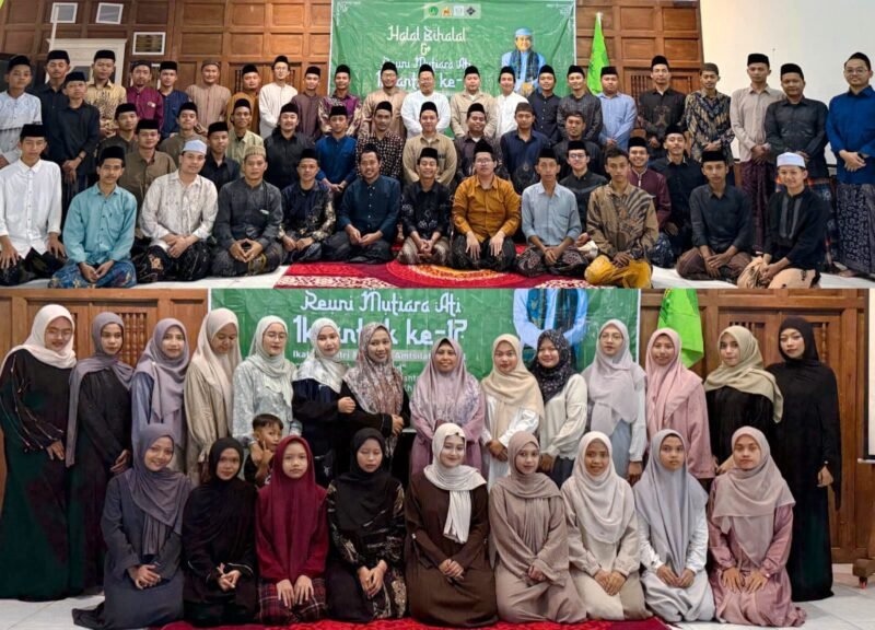 Peserta Halal Bihalal dan Reuni Mutiara Ati ke-17 Iksantrik Kendal berfoto bersama usai kegiatan di Kampoeng Rasa Resto Weleri, Rabu (25/3/2026). Foto : Wawasannews.com