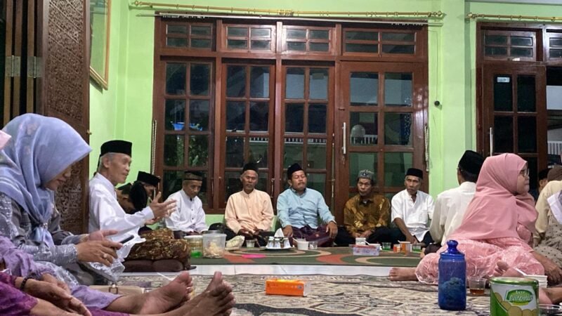 Suasana sowan dan silaturahmi jamaah Majelis Ta’lim Mushola Nurul Iman Bulak, Rowosari, saat mengikuti tausiah dan doa bersama di ndalem Bugangin, Kendal, Rabu (25/3/2026). Foto : Wawasannews.com