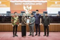Bupati Kendal Dyah Kartika Permanasari menyerahkan dokumen Laporan Keterangan Pertanggungjawaban (LKPJ) Tahun Anggaran 2025 kepada Ketua DPRD Kabupaten Kendal Mahfud Sodiq dalam rapat paripurna yang digelar di ruang sidang DPRD Kendal, Selasa (31/3/2026). Foto : Wawasannews.com