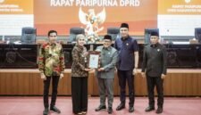 Bupati Kendal Dyah Kartika Permanasari menyerahkan dokumen Laporan Keterangan Pertanggungjawaban (LKPJ) Tahun Anggaran 2025 kepada Ketua DPRD Kabupaten Kendal Mahfud Sodiq dalam rapat paripurna yang digelar di ruang sidang DPRD Kendal, Selasa (31/3/2026). Foto : Wawasannews.com