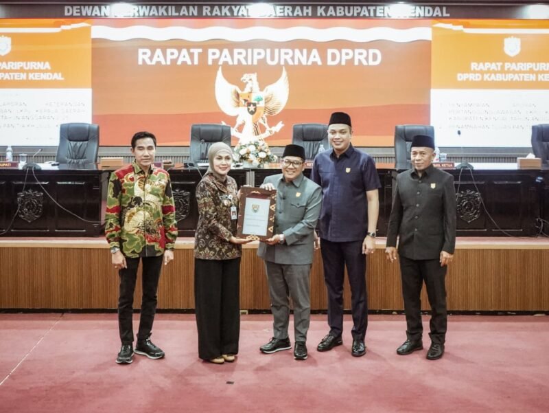 Bupati Kendal Dyah Kartika Permanasari menyerahkan dokumen Laporan Keterangan Pertanggungjawaban (LKPJ) Tahun Anggaran 2025 kepada Ketua DPRD Kabupaten Kendal Mahfud Sodiq dalam rapat paripurna yang digelar di ruang sidang DPRD Kendal, Selasa (31/3/2026). Foto : Wawasannews.com