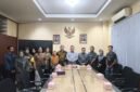 Sejumlah warga bersama perwakilan kader partai melakukan audiensi dengan pimpinan DPRD Kabupaten Kendal Mahfud Sodiq di ruang rapat DPRD, Selasa (31/3/2026). Foto : Wawasannews.com