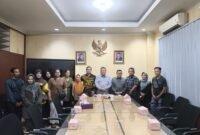 Sejumlah warga bersama perwakilan kader partai melakukan audiensi dengan pimpinan DPRD Kabupaten Kendal Mahfud Sodiq di ruang rapat DPRD, Selasa (31/3/2026). Foto : Wawasannews.com